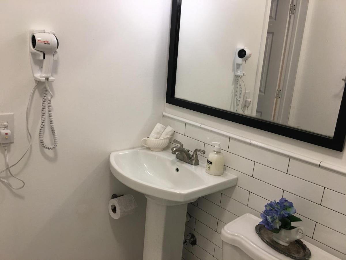Private Studio Blocks From Coconut Grove Маямі Екстер'єр фото