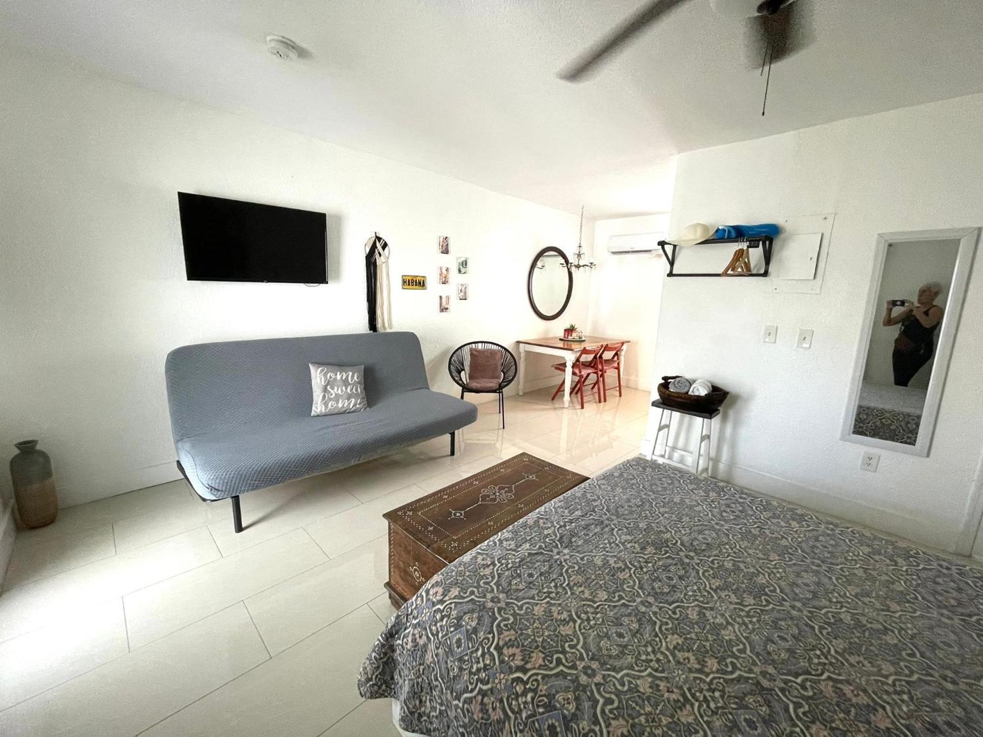Private Studio Blocks From Coconut Grove Маямі Екстер'єр фото