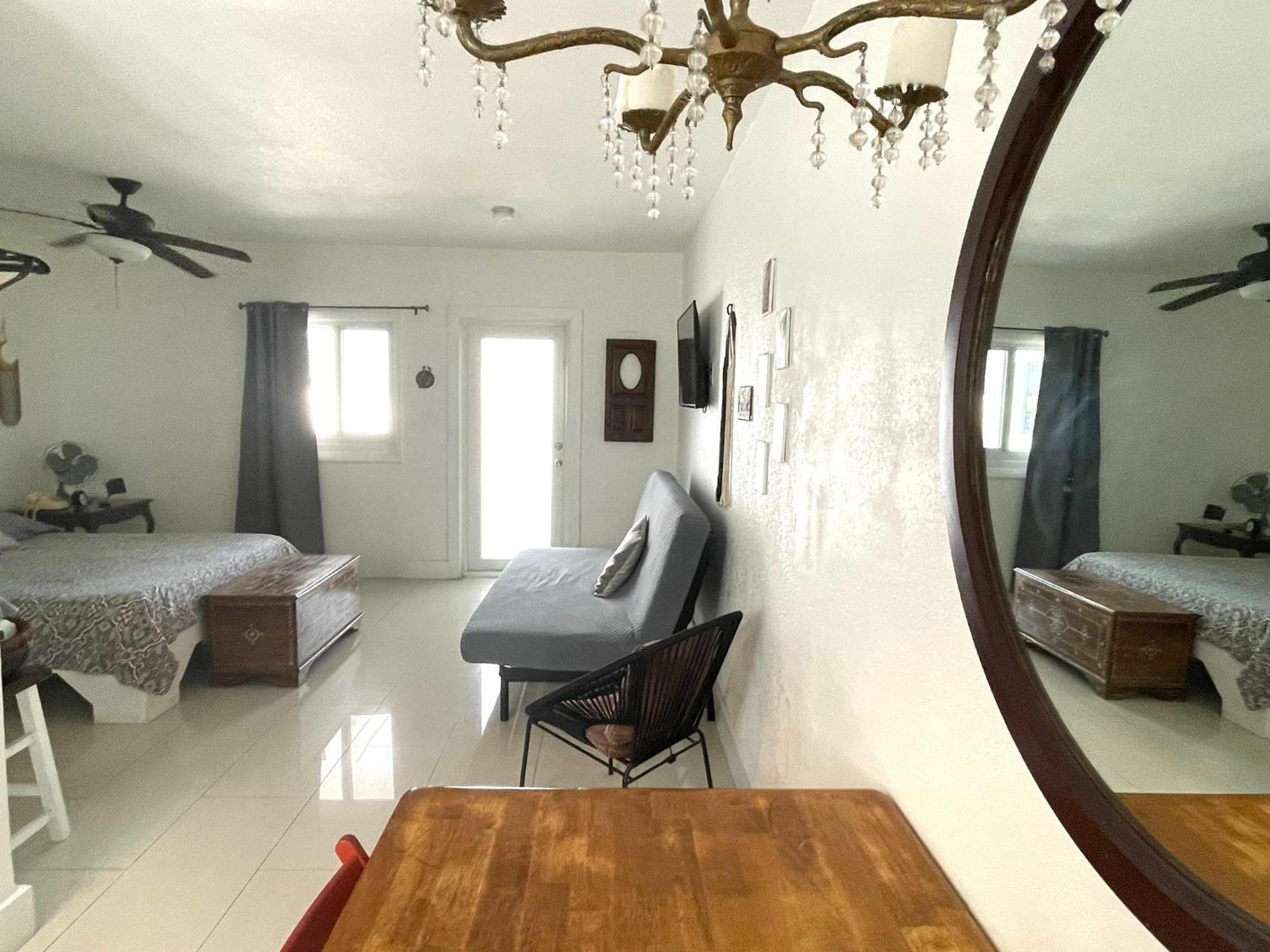 Private Studio Blocks From Coconut Grove Маямі Екстер'єр фото